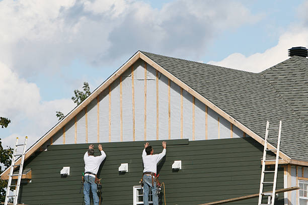 Professional Vinyl Siding technician working in Leesburg, VA